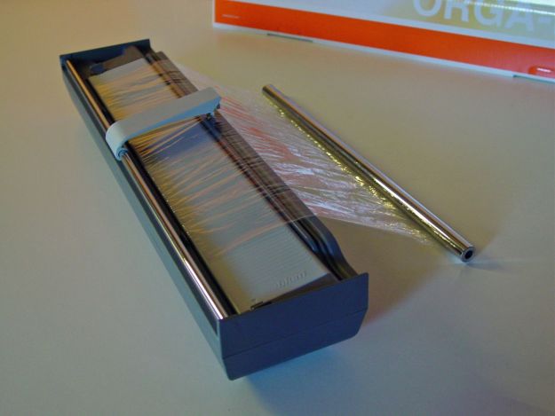 Cutting the cling foil with cutting plate of the dispenser