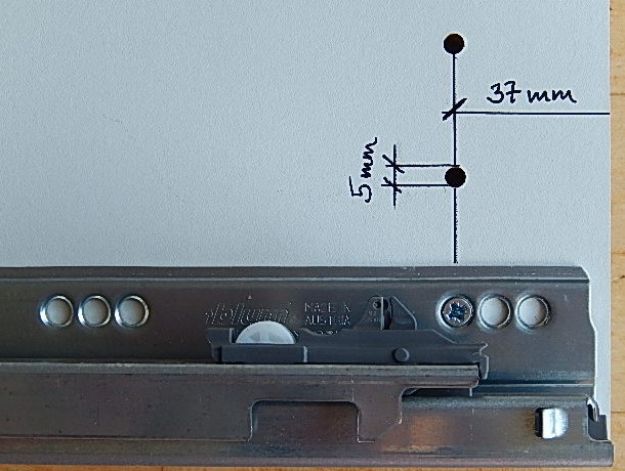 Befestigung der Auszugsschienen mit Systemschraube: 37mm von der Schrankvorderkante, 5mm Bohrung